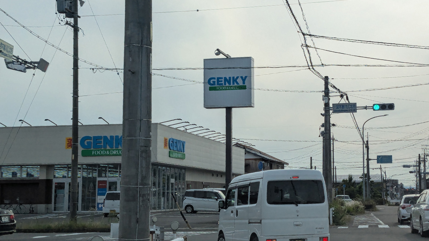 1つ目の信号（GENKYさんがあります）を左折