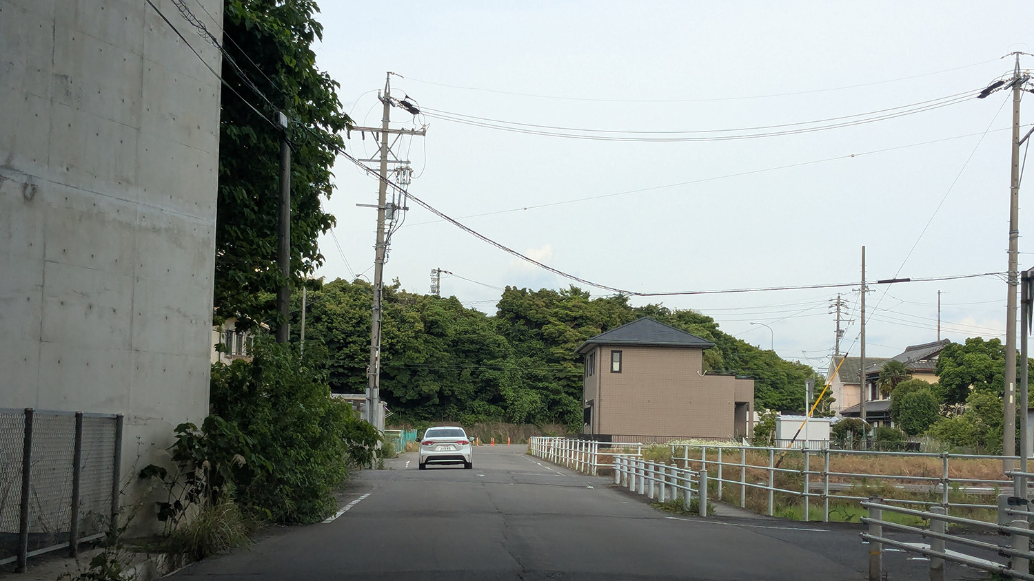 道なりに進むと…